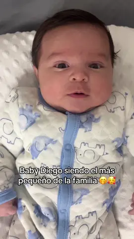 Tocó ser el consentido 🤭🥰 #babydiego #reciennacido #maternidad 
