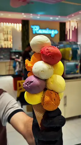 شايفين اكبر كبوس ايسكريم بالعراق بحجم اكثر من نصف كيلوا  فقط لعشاق الايسكريم 😋🤍😅 منوا حيكون قد التحدي ويطلبة🤍😅 #بغداد #اكسبلور #ترند_تيك_توك #ايسكريم #الغزالية #العراق #الشعب_الصيني_ماله_حل😂😂 #اكسبلورexplore 