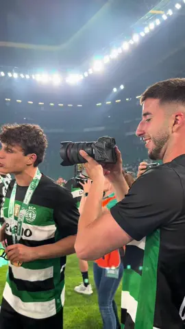 Temos novo videógrafo e jornalista 😂 #EduardoQuaresma #GonçaloInácio #SportingCP #SCP #BICAMPEÕES #TikTokDesporto 