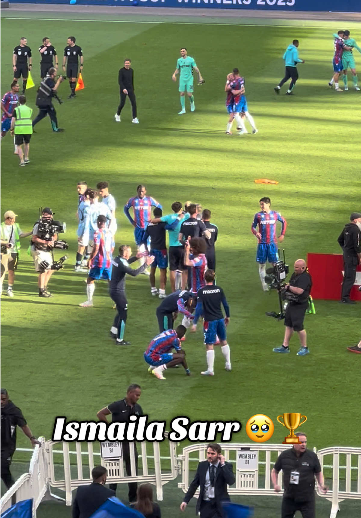 Ismaila Sarr taking it all in. 👏🏻🇸🇳🏆 #CrystalPalace #fyp #foryoupage #CPFC #FACup #Senegal #footballtiktok 