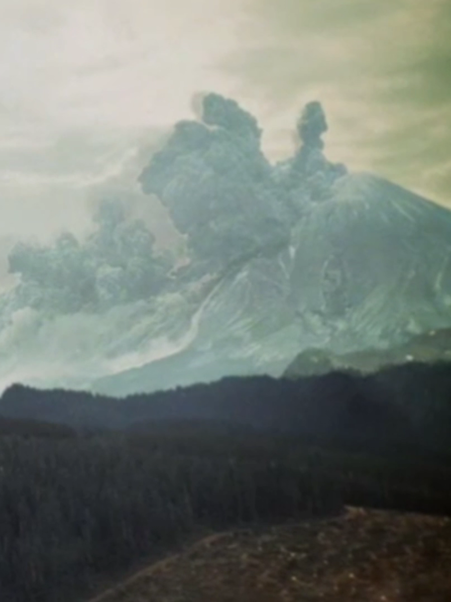 (4K re-upload) Mt St. Helens 45th Anniversary #volcanoerruption #eruption #lateralblast #tnt #explosion #fffffffffffyyyyyyyyyyypppppppppppp #nuke #cgi #specialeffects #you #80s #pyroclasticflow #geology #ash #mtsthelens #portlandoregon #oregon #washingtonstate #landslide #eruption #yellowstonevolcano #supervolcano #mountain #nature #northamerica #1980 #1980s #fyp #fypage #foryoupage #anniversary #4k #historychannel #harrytruman #harryrtruman #davidjohnson #usgs #lava 