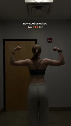 I cut some straps off this sports bra because there were too many and now it kinda looks weird in the back🙈⚡️ oh well  #GymTok #gymmotivation #gymtransformation #Fitness #lifting 