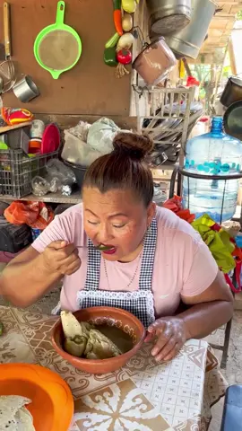 Mi familia quería que le guise un rico mole verde de hojas de acuyo. #MoleVerde #CocinaMexicana #RecetasTradicionales