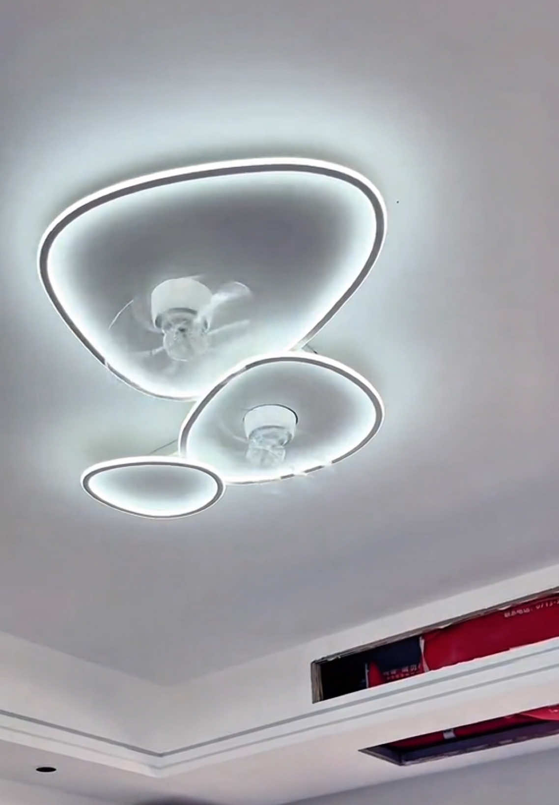 Là quạt nhưng lại là đèn😁 #giadung #decor #noithat #giadungtienich #xuhuong 