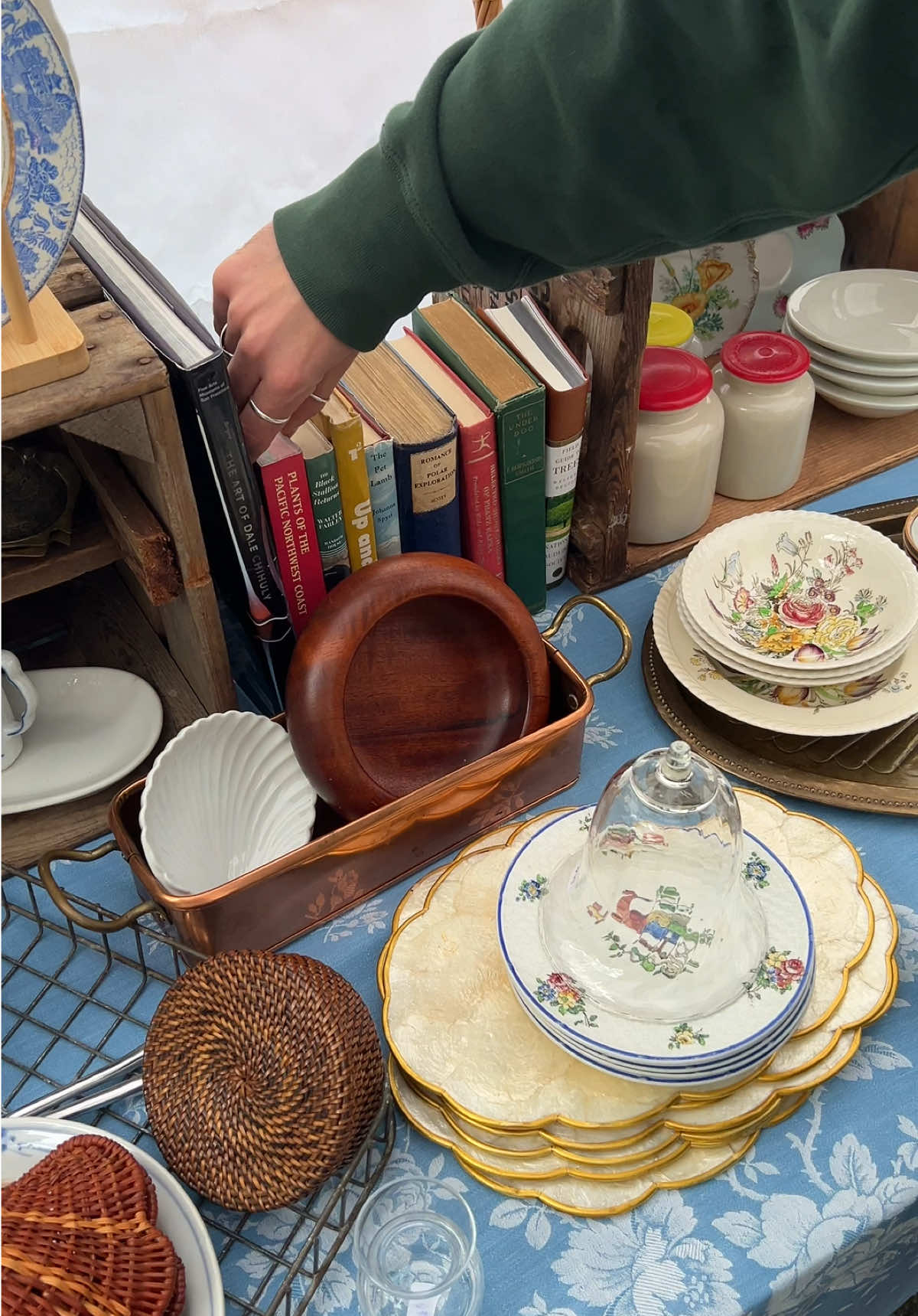 so many trinkets! #garagesalefinds #fleamarket #seattle #garagesale #vintage #secondhand 