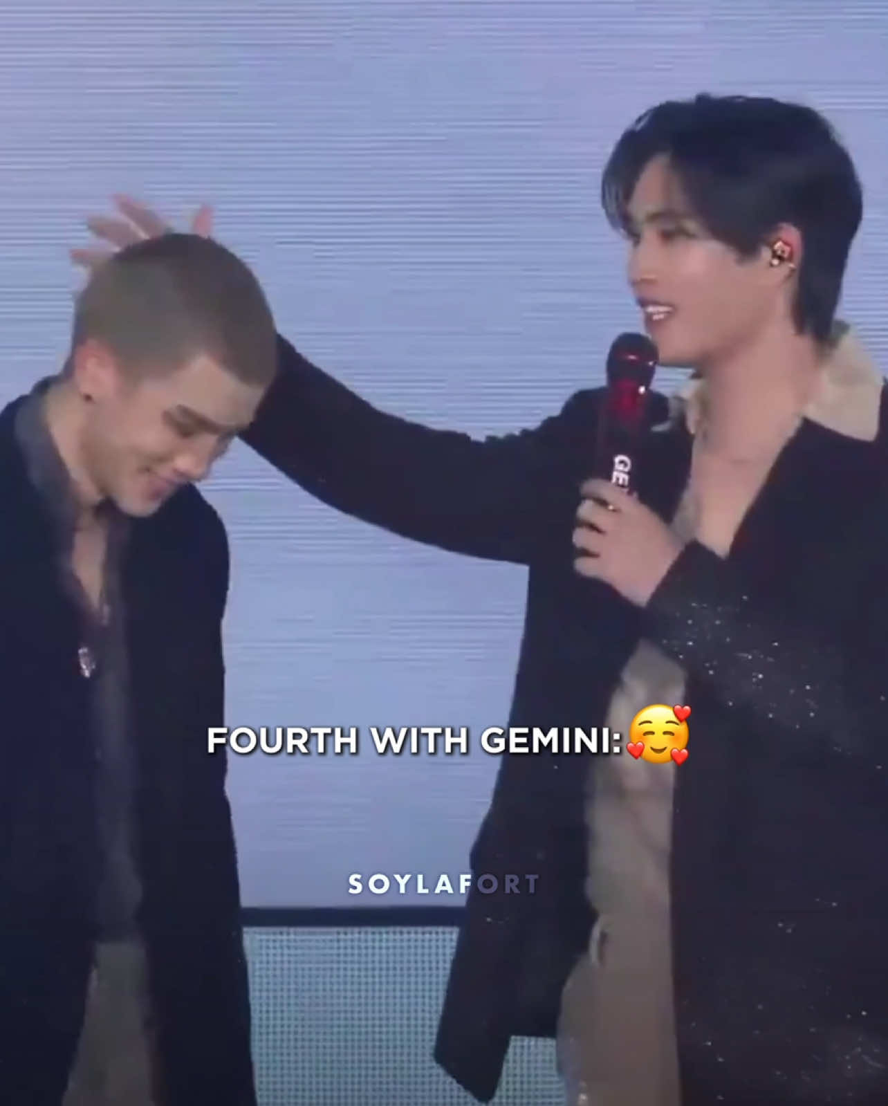 De su amorcito Gemini si se deja 🥰 @Gemini_nt @Fourth @GMMTV #LOLFanFest2025 #PerthSanta #PondPhuwin #JoongDunk #ForceBook #GeminiFourth #JimmySea #EarthMix #WinnySatang #FirstKhaotung #WilliamEst #bounprem #fourthnattawatjirochtikul #fourthnattawat 