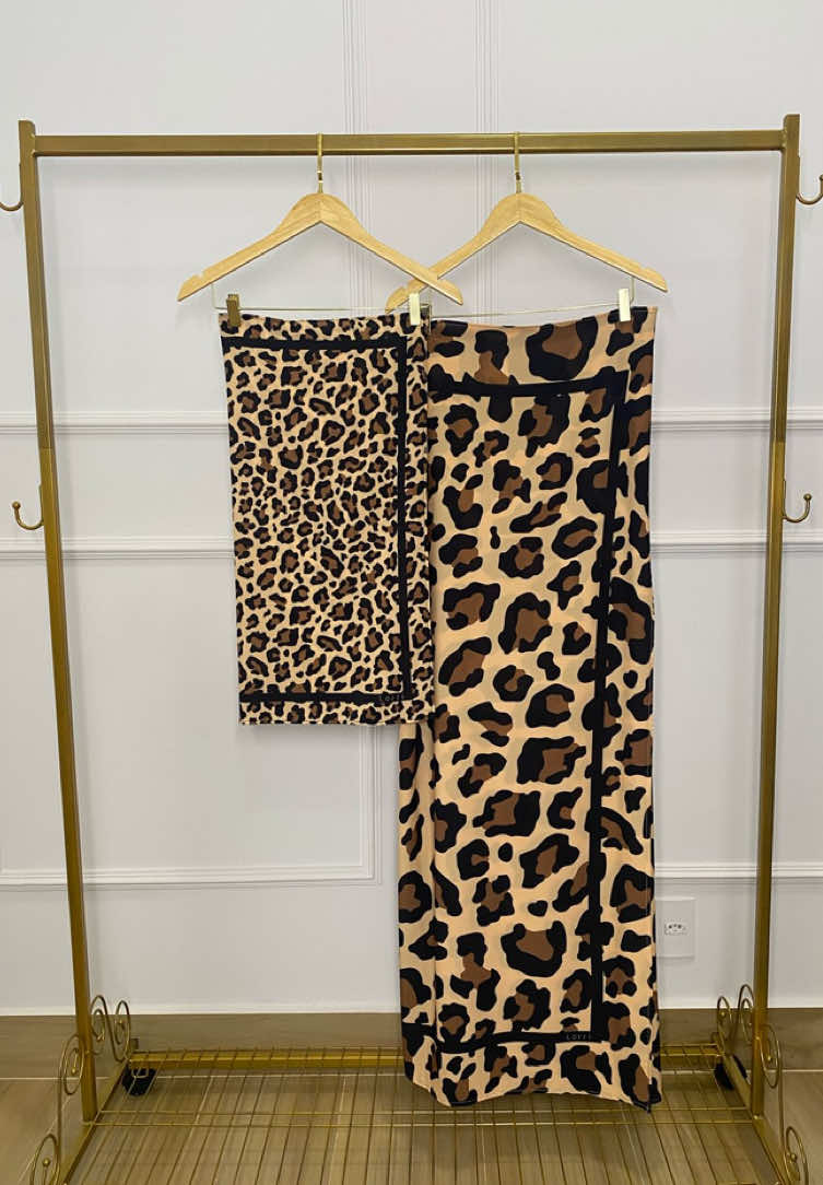 Backstage Lorrí: um pouco de como funciona a nossa produção! Cada pareô é cortado a mão, um por um, valorizando cada peça! Depois deste processo de corte manual o pareô vai para etapa de costura. Depois da costura: passadoria e embalagem! Todo o processo de produção é feito com cuidado e atenção aos detalhes, que fazem toda a diferença!  #pareos #fashiontiktok #newcollection #tendencia 