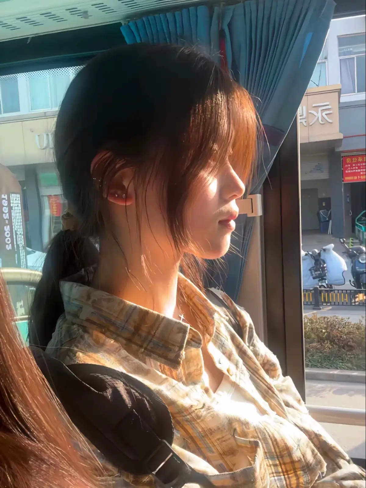 阳光在你脸颊上轻轻勾勒出一抹温柔，仿佛画家不小心闯入了一场梦。 “Nắng vẽ lên má em một vệt dịu dàng, như họa sĩ vô tình lạc bước vào giấc mơ.” #vibe #bachnguyetquang #douyin #fyp 