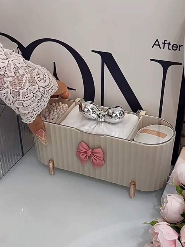 Hộp đựng bông tẩy trang và tăm bông để bàn, chia 3 ngăn, nắp ngăn bụi, nơ dễ thương. #hopdungbongtaytrang #hopdungbongtaytrangconap #hopdungdodeban #hopdungdodethuong #hopdungtambongvabongtaytrang #hopdungtambong 