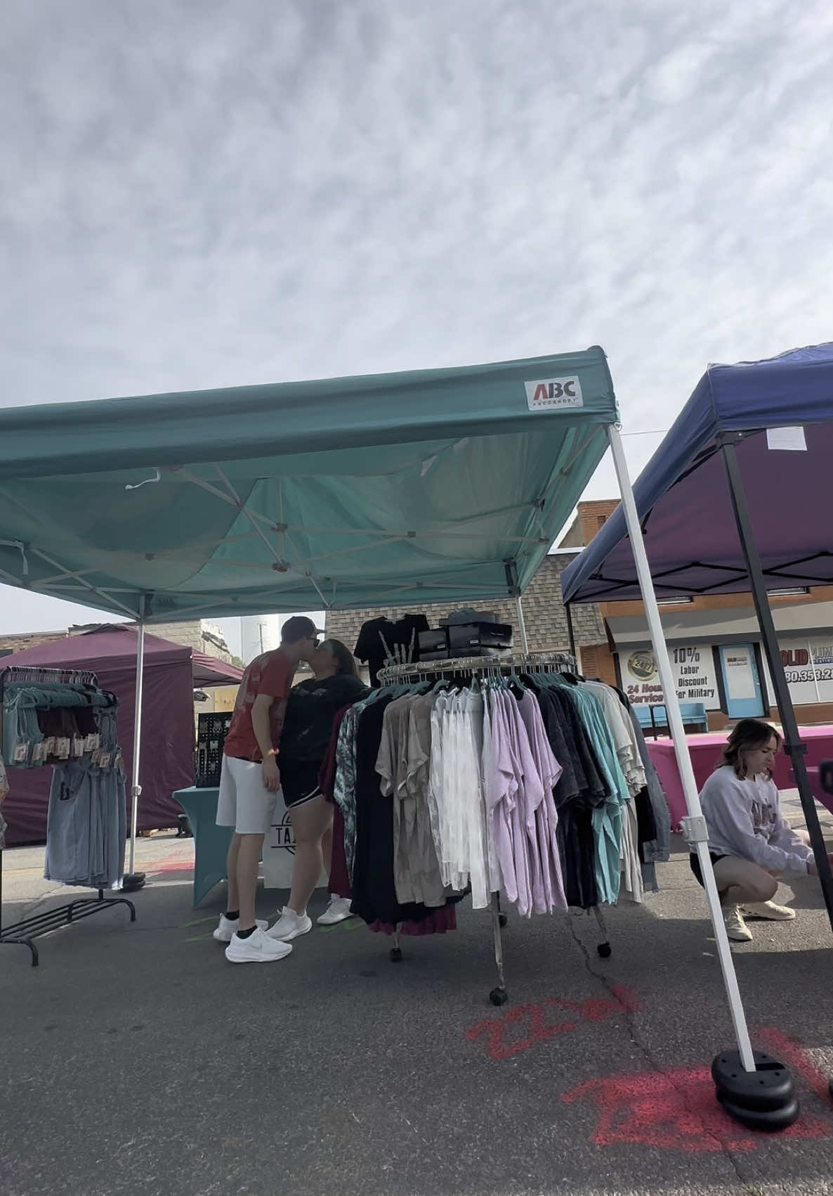 Set up for a pop up shop with me in 2 minutes! This isn’t my most intricate set up, but it is our go to for outdoor shows like today!  #popupshop #vendorsetup #sizeinclusiveboutique #westernfashion 