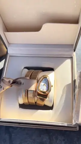 افضل هدية تقدمها لزوجتك بمناسبة عيد الأضحى❤️‍🔥🎁  ساعة bvalgari ✨ساعة لراهي ترند ودايرة حالة في كاع 🌍  واخيراً وصلت للحزائر وغير عند Tohfa store🛒🛍️ ساعة بتصميم انيق وعصري يخليك تباني كي سلطانة فدار✨😍  يعني ماتحول ماتزولAssez inoxydable  كي تلبسيها متأكدة كاع لبنات  يسقسوك منين شرتيها املا وش راكي تسناي باش تكومنديها 🛒🛍️وتلبسبها  نهار العيد فلعيد#couple #cadeaux #cadeau 