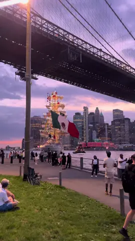 NYC sail boat crash #nyc #crash #brooklynbridge #sailboat 