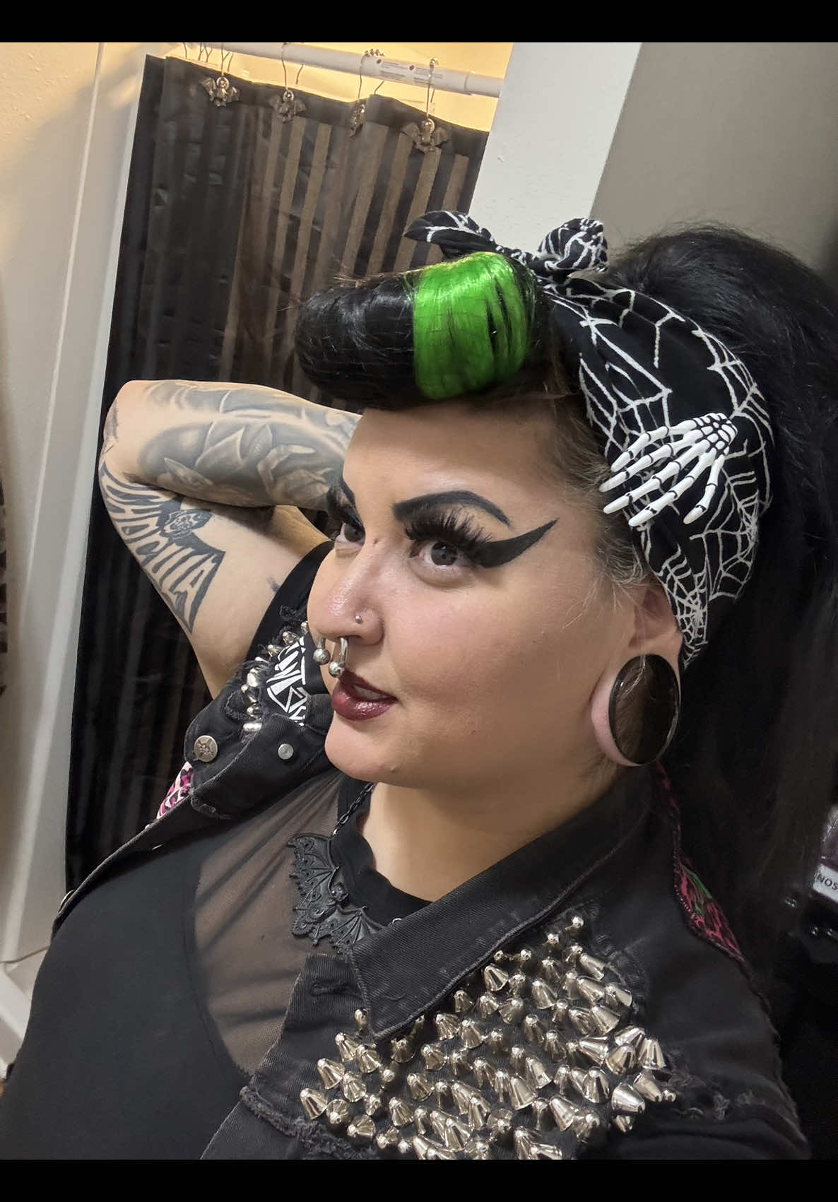 Hair time!! Let’s do a spooky bumper bangs with a not so perfect ponytail! 🖤✨💚 Robe from: @Bonsai Kitten music: cluck at the moon by @Radioactive Chicken Heads ##psychobilly##rockabilly##pinup##vintagehairstylist##gothabilly##hairstylist##vintagehair##bumperbangs##piercedpinup##bats##spiderwebs##glamourghouls #foryoupage #fyp 