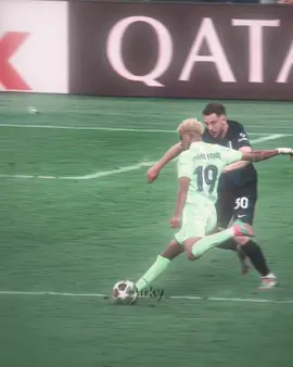 background music lowkey goes hard ib: @CrannyAE #lamineyamal #fyp #trending #football #edit #barca #Soccer 