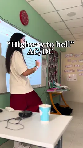 Highway to Hell... από τη Δ’ Δημοτικού! Πώς μπορεί ένα θρυλικό rock κομμάτι να μετατραπεί σε εργαλείο έκφρασης, ρυθμού και σκηνικής αυτοπεποίθησης για παιδιά; Το 