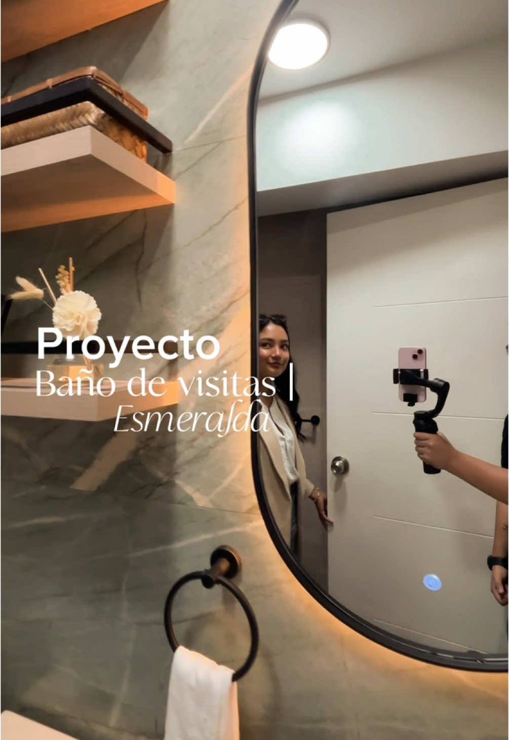 Acompáñame en esta transformación del baño de visita Esmeralda✨👷🏽‍♀️⚒️ Cada detalle de este espacio fue pensado para alcanzar amplitud, calidez y funcionalidad para nuestra clienta 🫧🧖‍♀️🛁 Cuéntame en los comentarios que te pareció esta remodelación! Si deseas también la remodelación tu baño u otros espacios de tu casa, escríbeme y comencemos a diseñar juntos 👷🏽‍♀️🫶🏼🌸 #diseñodeinteriores #interiordesign #bañosmodernos #bañodevisita #remodelacion 