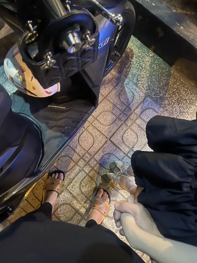 Hoá ra cuộc gặp gỡ đẹp nhất trên đời không phải ở trên đường, mà là ở trong tim. Tình yêu đẹp nhất không phải ngày đêm bên nhau, mà là âm thầm đồng hành. Sự bầu bạn tốt nhất là bởi vì người ở đây, tôi ở đây, vẫn luôn ở đây. @Kim Huyền🫧 #xuhuong #xuhuongtiktok #tinhyeu 