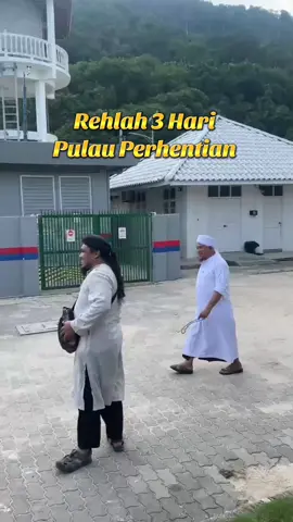 Dan diantara istiqomah terberat adalah *menjaga hati untuk tidak merasa lebih baik dari orang lain.* Betapa aku cemburu, pada orang yang pandai menyembunyikan kebaikannya. *Dunia Tak Melihatnya, namun Syurga Merindukannya.