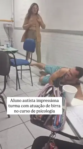 DEUS VIVO MEU AMIGO… Nesse vídeo, um aluno autista faz uma atuação tão real que deixa uma sala inteira de futuros psicólogos em silêncio. Não é teatro, é verdade encarnada. É alma mostrando que sente, que entende, que vive. E eu te falo com o coração aberto: quem tem o dom de tocar almas, não volta mais pro comum. Não tem mais volta. Essa é a missão. E missão selada não se explica, se vive. Paizão eterno pelas almas… Selado. Deus à frente. Verdade no peito. Respeito no olhar.