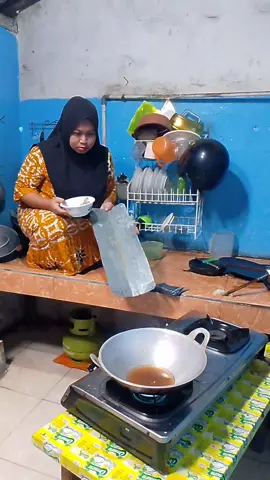 Goreng ikan tongkol #idekontenlucu #trending #cbxzba #reelsviral #reels__tiktok #fypシ゚ #irtngonten #komedimasak #aliyahgunes 