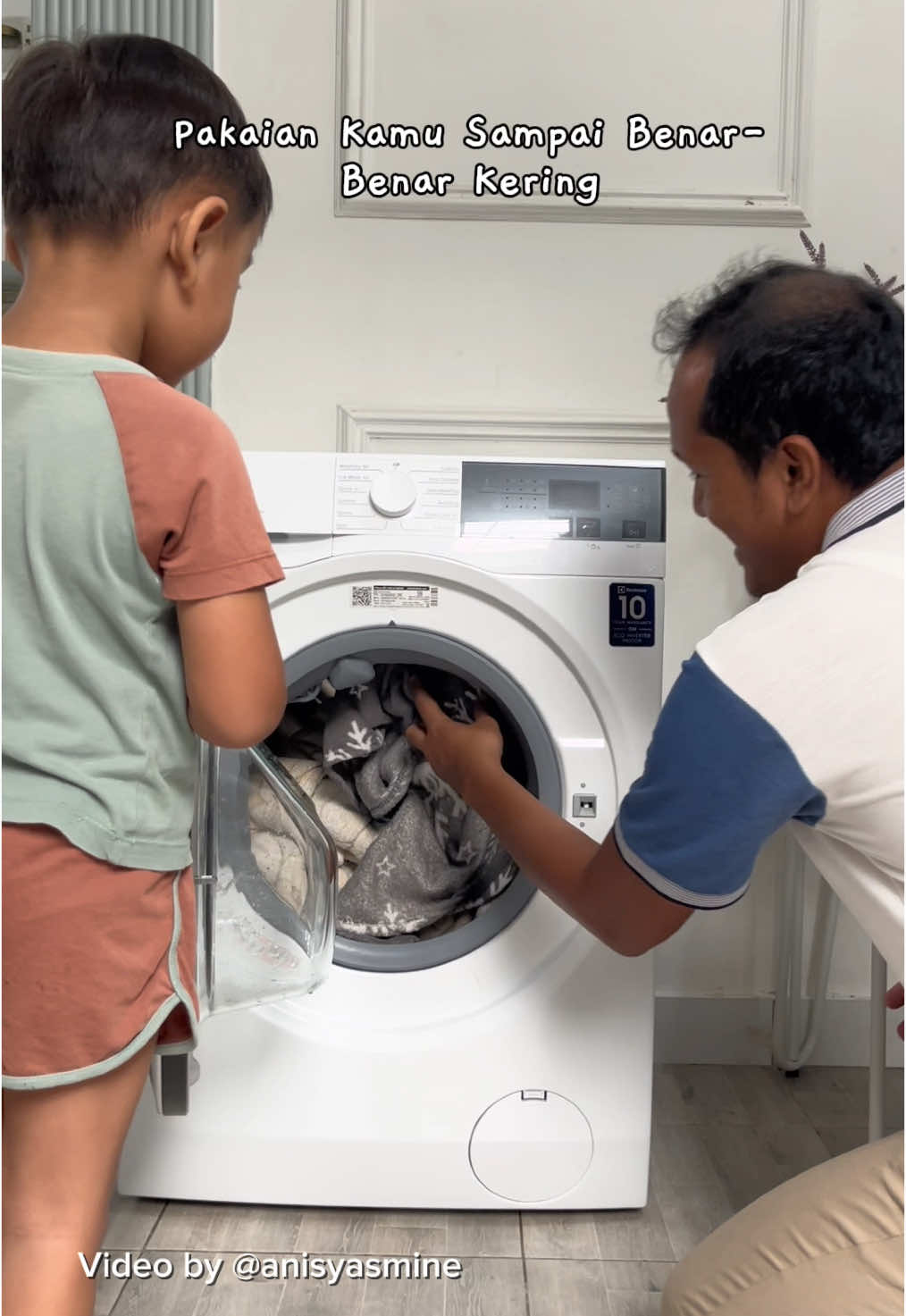 100% KERING tanpa perlu jemur dan bisa mencuci kapasitas PENUH. Yang kemaren tanya mesin cuci ku apa, aku pakai Mesin cuci @electroluxindonesia series ULTIMATECARE 300 Wash & Dry tipe EWW8024P3WC  Aku puas banget pakai mesin cuci nya 🍀 BISA Kering 100% tanpa perlu dijemur 🍀 ada mode mencuci dengan air panas 🍀 hasil cucian sangat bersih  🍀 no drama baju jadi molor 🍀 banyak pilihan mode mencuci, dari cuci 15 menit, cuci bedding, duvet, katun, delicate plus (cuci bahan wool/ sutra) tanpa takut pakaian kita rusak 🍀PALING KEREN MODE CUCI: FULL WASH 45, 1 buah bed cover tebal king size pun masuk dan BERSIH 🍀 kalau kalian ingin lebih hemat listrik mode dryer tidak perlu digunakan. Pakaian kering sempurna tergantung jumlah nya. Pakaian super tebal bisa kering dlm 4 jam. Baju sehari2 bisa kering dlm 1-2 jam (dicek ricek aj jumlah pakaian) bisa di set manual  🍀HygienicCare menghilangkan 99,9% alergen dan kuman dgn mode uap panas  🍀Motor EcoInverter menggunakan 50% lebih sedikit energi 🍀 Garansi mesin 10 tahun Kapasitas tipe ini 8 kg mencuci full hanya dalam 45 menit PUAS BANGET, ga kaya mesin cuci lain yang nggak bisa bener-bener penuh. Kalian harus punya 