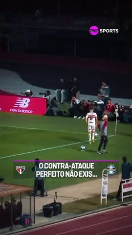 O CONTRA-ATAQUE PERFEITO EXISTE SIM! 🇪🇪 Aravena recebeu na frente e só parou dentro do gol do São Paulo! #Brasileirão2025 #TikTokEsportes #TNTSportsBR #Futebol