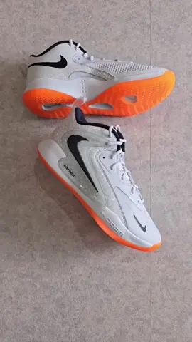 💥Nike HyperSet 2 SE💥 💳Disponibles ya en página web para pagos con tarjetas www.tribu-cr.com  👣Tallas disponibles para pedido:41-46 📲WhatsApp +506 87848196 ✔️100% originales 🚚Envíos nacionales e internacionales   🇹🇼Importadas desde Taiwán   Cuando la acción se intensifica, mantente en el medio de la pelea con el Hyperset 2. Una unidad Air Zoom en el antepié ofrece un pop único al correr hacia tu posición. Puedes atacar a gran velocidad sin sacrificar la comodidad gracias a una entresuela de espuma y cordones que te ayudan a mantenerte seguro. Esta versión está pintada en un color pastel especial, con un logotipo Swoosh iridiscente, entresuela con motas multicolores y cordones de colores primaverales en la caja, justo a tiempo para la temporada del club.