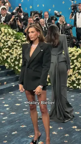 @Hailey Bieber shared her secret to met gala prep and it's face dunk! celebrities are loving ice facials because they ensure better makeup application and leave your skin dewy and hydrated. face dunk amplifies these benefits with glow drops 🌟 learn more via the link in our bio! #facedunk #icebath #facedunking #icefacial #skincare #skincareroutine #haileybeiber #rhodeskin #haileybeiberskincare 