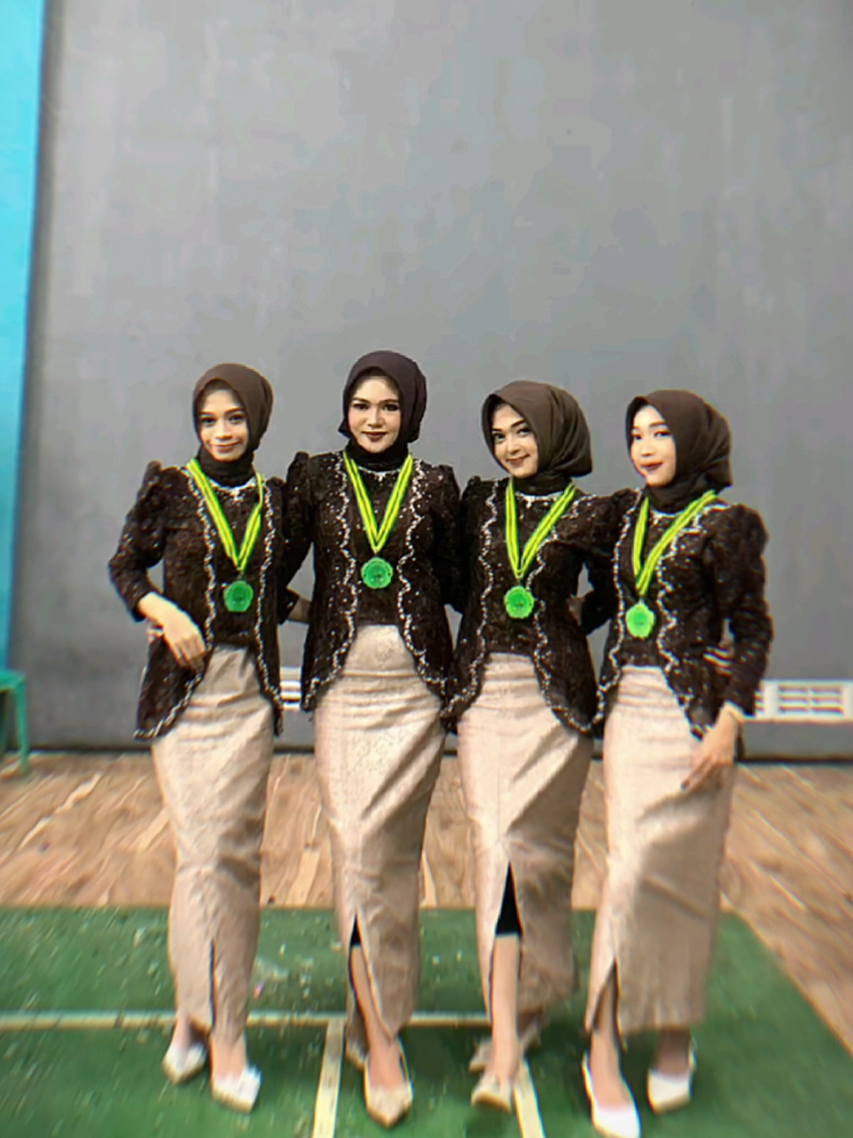 kebaya coklat bikin kulit makin cerah😍😍 #kebayawisuda #wisudasma #kebayagraduation 