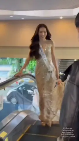 17 พ.ค. 2568 Day 5 : ลูกปัด สงขลา ในรอบ Preliminary Competition Presented By ”Jc Jeweler Collective“ ณ หอประชุมกองทัพอากาศ ถ่ายทอดสดผ่านทางสถานีโทรทัศน์กองทัพบก ช่อง 5 หน้าสวย : Chanon Treeworakhunchai ผมสวย : ลี่ ช่วยธรรมกิจ ชุดสวย : GL GarlateDesign Support : พี่ไกด์ พี่ฟา โบ๊ท พี่น้ำฟ้า พี่นิว น้องแป้งหมี่และทุกคนๆในด้อม ในทุกช่องทาง🫶🏻✨ Guide Tortoemfun Mu Far Boat Phoomet ณพิชญา พิมพ์ปรุ รับตัดชุด ทั่วโลก Nichanan Chookaew #ลูกปัดนางสาวไทยสงขลา #นางสาวไทยสงขลา #TPNGlobal  #นางสาวไทย2568 #MissThailand2025  #LocalToGlobal #MelodyOfSiam #MissCosmoThailand2025 #MissThailandXMissCosmo  #MissCosmo2025 #MissCosmo #Locallmpact #ImpactfulBeauty