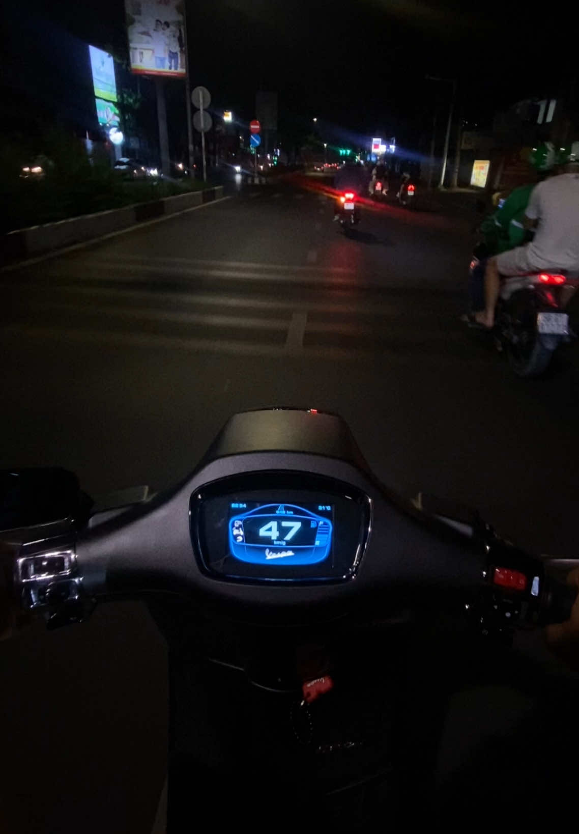 Biên Hoà mà về đêm, thì đi dạo chill voãi... #fyp #xh #viral #thinhhanh #trending #xuhuong #abcxyz #vespa #vespasprint 