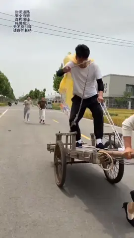 Cổ máy vượt thời gian 😂 chạy lẹ kẻo tôi mạng với 2 con sư tử 🤣