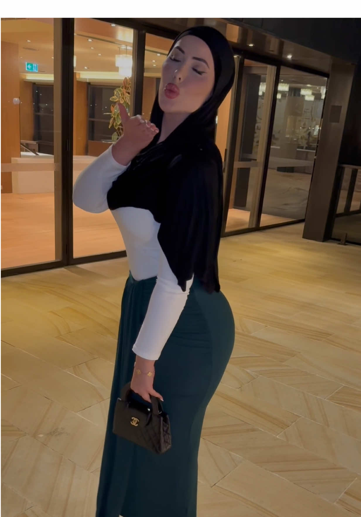 Nights out in my favourite city Sydney 🤍 #sydney #australia #hijabi #blogger #renecaovilla #heels #designer #fashion #outfit #style #chanel #ootn #OOTD #life #living 