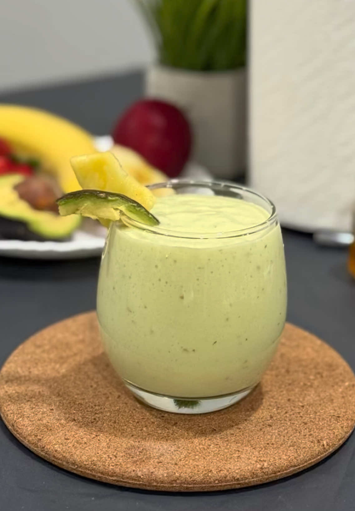 Avocado pineapple drink🥑🍍 #asmr #trendingvideo #healthylifestyle #tik_tok #canadatiktok #france🇫🇷 #foryoupage #london #avocado 