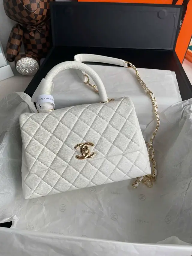 CHANEL  BẢN VÍP  - size 23cm  -chất liệu da  -full box nam châm + hộp giấy  - logo rõ nét , fom chuẩn đẹp , da mềm và thơm , đầy đủ phụ kiện