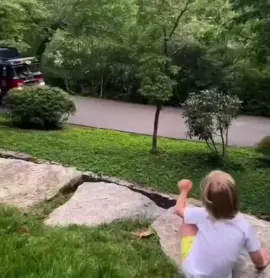 The firefighter saw this kid waving as he went past and decided to make his day! 😎