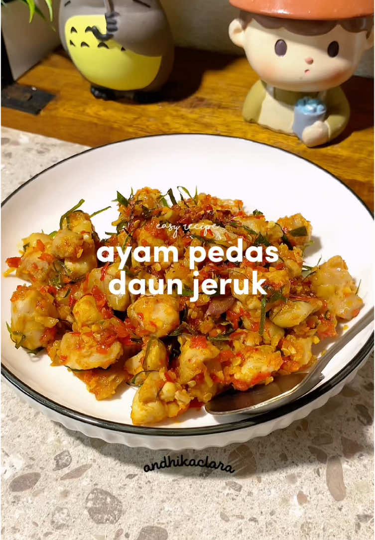 AYAM PEDAS DAUN JERUK Bahan : 1/4 ayam paha fillet 1 sdt garam 1 sdt merica bubu 2 siung bawang putih parut 7 siung bawang merah 5 siung bawang putih 10 cabe rawit 5 cabe keriting 8 daun jeruk buang batang tengahnya 1/2 sdt garam 1/2 sdt merica bubuk 1 sdt kaldu  1/2 sdt gula Untuk cara bikinnya udah lengkap di video!  📌Jangan lupa follow @andhikaclara di instagram dan di tiktok. Like, Comment, Save & Share! Kalau recook, tag aku yaa 🩵 #resepnyaclara 