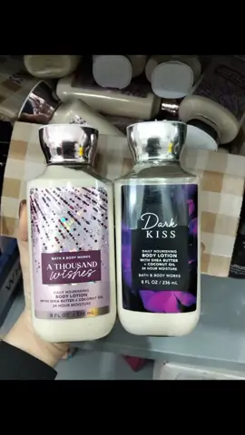 E SẴN ₫2xx/ 1 chai LOTION BBW EM VỀ SẴN MÙI DARK KISS VÀ A THOUSAND WISH.🔆Sữa Dưỡng Thể Hương Nước Hoa BATH AND BODY WORKS - A Thousand Wishes 👉🏻Thương hiệu : Bath And Body Works - Mỹ 💰Giá sale 236ml 🔆A Thousand Wishes là một sự pha trộn rất ngọt ngào của rượu sâm-banh ấm ngọt, hoa mẫu đơn nồng nàn cùng kem hạnh nhân ngọt ngào và quyến rũ (ngọt ngào như nghìn nụ hôn - đúng như tên gọi), thích hợp sử dụng quanh năm. 🔆Sữa Dưỡng Thể Bath & Body Works A Thousand Wishes Body Lotion là loại dưỡng thể da cao cấp kết hợp hương thơm vô cùng quyến rũ, ngọt nhẹ và sang chảnh của rượu champagne, hương trái cây và quả Quince. Tầng hương chính nở rộ với hương mẫu đơn pha lê và lan Nam Phi tím. Cuối cùng, đọng lại là tầng tương vô cùng mềm mại với mùi hổ phách ấm và kem amaretto ngọt nhẹ.  ⭐️ƯU ĐIỂM NỔI BẬT : ✨Chứa các thành phần tự nhiên như: vitamin E, bơ hạt mỡ và dầu dừa cung cấp độ ẩm nuôi dưỡng suốt 24 giờ và giúp da mềm mại hơn rõ rệt sau khi dùng. ✨Kết cấu nhẹ hấp thụ nhanh chóng không gây cảm giác nhờn rít khó chịu trên da  ✨Mang hương thơm đặc trưng và hỗ trợ dưỡng sáng cho làn da mềm mượt tươi trẻ hơn. Zalo 0932001926 b2 12