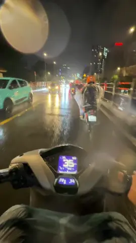 Họ đón em vào ngày nắng, em lại quên mất người đi cùng em vào những ngày mưaa #sh350i🚀 