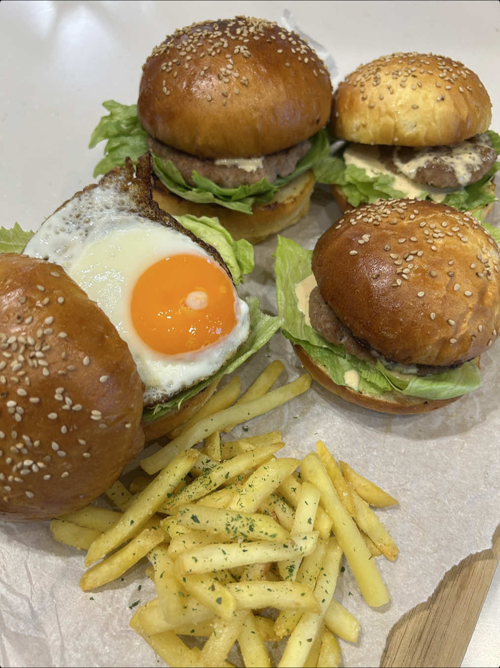 子供達にハンバーガーが食べたいって何日も前から言われてた🍔❤️‍🔥 バーガー屋さんもいいけど手作りもいいね🥰🌈✨ ◎材料 強力粉125g 薄力粉125g 砂糖20g 塩3g イースト4g バターミルクパウダー12g 全卵50g 牛乳135g #パン#夜ご飯 #セルフネイル #主婦vlog #子供のいる暮らし #手作りパン #パン作り #ごはん記録 #パン作り好きな人と繋がりたい #こんだて #パン作り記録 #パンレシピ #主婦の日常 #ハンバーガー#手作りバーガー#Vlog#japanesefood #빵#asmr#youtube#bakery#bakeryvlog#hamburger#햄버거