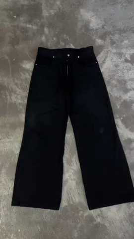 Forgot to mention that the clothes we make are intended to be more chic and flattering. Personally I’ve never been into graphics or designs even when I wasn’t making clothes I just mess with the silhouette. This sample of denim was something unplanned because I came across the fabric unexpectedly. If anything we might go with a regular 14 oz black denim that might be cheaper to produce so we don’t make it $200+☠️. However, you can’t go back on the quality cuz sh*t’s nice. If you guys want more sample vids or a more in depth vid about the jeans feel free to comment also please give feedback, much love -Dylan #clothingbrand #fashiontiktok 