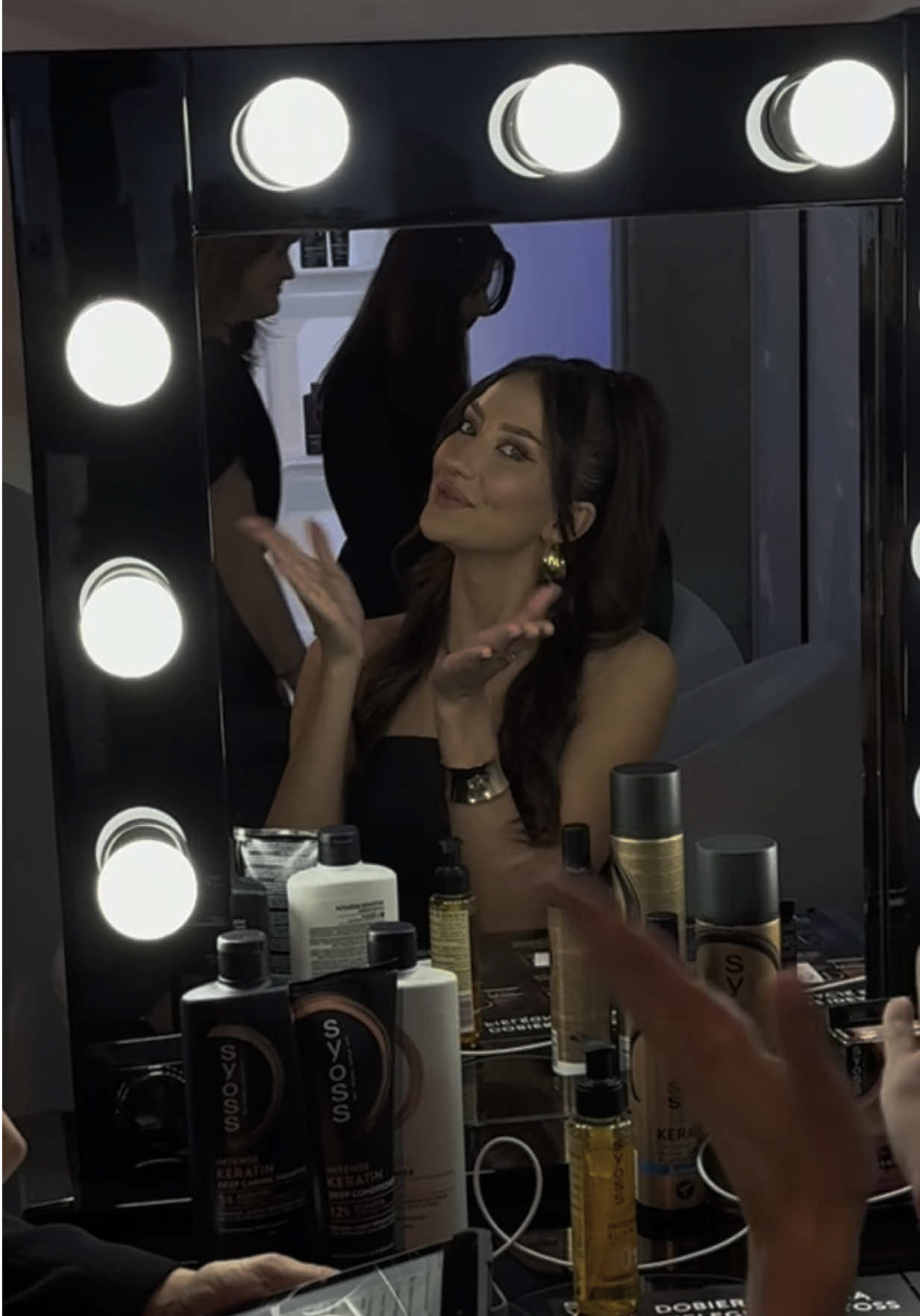 Wylądowałam prosto w relaunch marki @syoss – w klimacie jak z Japonii 🎏 Event dopracowany w każdym detalu, a atmosfera totalnie magiczna. Sprawdziłam – kondycja moich włosów to 95%. Jestem z nich dumna 🥹  W kolejnej rolce farbowanie – który kolor wybieramy? 😍 #Syoss #współpracareklamowa 