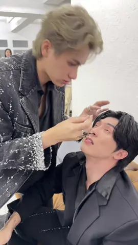 Keep my eye on you 👁️👄👁️ #topformintokyo #topforminjapan  #topformtheseries #กอดกันมั้ยนายตัวท็อป #dakaichi #topform #ซีรี่วาย #blserie #桜日梯子 #smartboom #jinakin #jin #akin #หมาเด็ก #แมวเก่า 