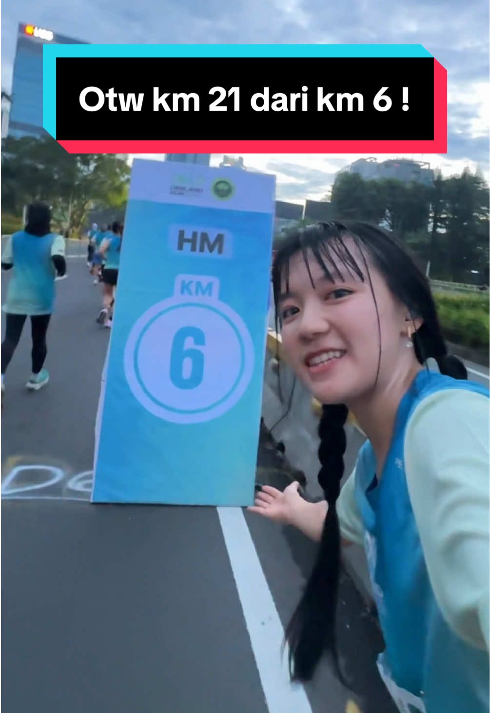 Menuju 21 km !! Pelari konten mah tiap ketemu papan auto selfie😆😆 tebak ak finish berapa jamm?? #genz #run #Running #digiland2025 #telkomsel #digilandrun #hm #halfmarathon #pelari #pelarikonten #runner 