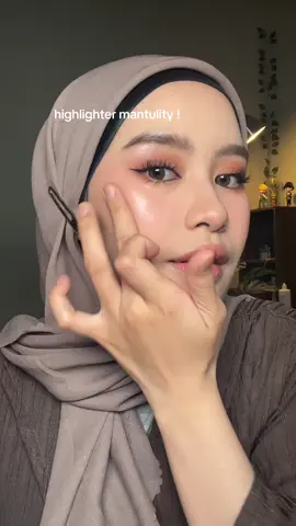 kalo kalian lebih pengen nempel dan nyala highlighternya , wajib cobain liquid highlighter yang kaya gini ! asliii bagus pol aku sukakkk  #otwoo #liquidhighlighter @otwoo.id #makeup 