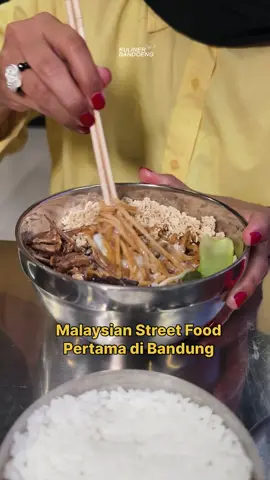 Pertama di Bandung! Street food sate-satean khas Malaysia yang lagi viral! 🤩🥳 Ngaloklok  tempat makan street food Malaysia pertama di Bandung, dengan menu andalan Loklok — sate-satean yang pengolahannya bisa di pilih mau goreng/bakar/rebus khas Malaysia yang bisa dicocol ke berbagai saus homemade.  Tempatnya cocok banget buat nongkrong bareng teman-teman. Area lantai 2 luas, nyaman, dan seru banget — lengkap dengan berbagai games yang bisa dimainkan bareng, bisa buat nobar sampai karaoke-an rame-rame juga! 📌NGALOKLOK 📍Jl. Mekar Utama Komplek No.1E, Mekarwangi, Kec. Bojongloa Kidul, Kota Bandung, Jawa Barat 40237. (11.00-00.00) Promo Special Grand Opening, 20-31 Mei 2025, promo discount up to 50% dan hadiah menarik lainnya 🤩 #kulienrbandung #bandungculinary #rekomendasikulinerbandung #streetfoodmalaysia 