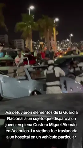 #Guerrero | Así detuvieron elementos de la Guardia Nacional a un sujeto que disparó a un joven en plena Costera Miguel Alemán, en #Acapulco . La víctima fue trasladada a un hospital en un vehículo particular.