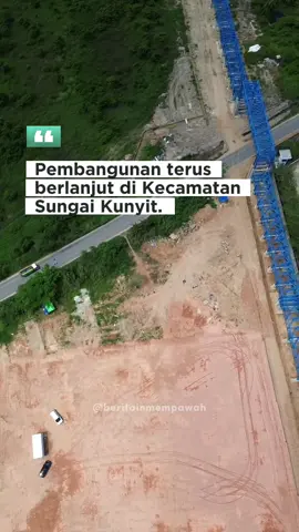 Setiap lewat sini makin keliatan beda… Pembangunan terus berlanjut nih di Sungai Kunyit! Ada yang bisa nebak ini proyek apa? #mempawah #mempawah_kalbar #pembangunan #pelabuhaninternasionalkijing #beritainmempawah #beritainkalbar 