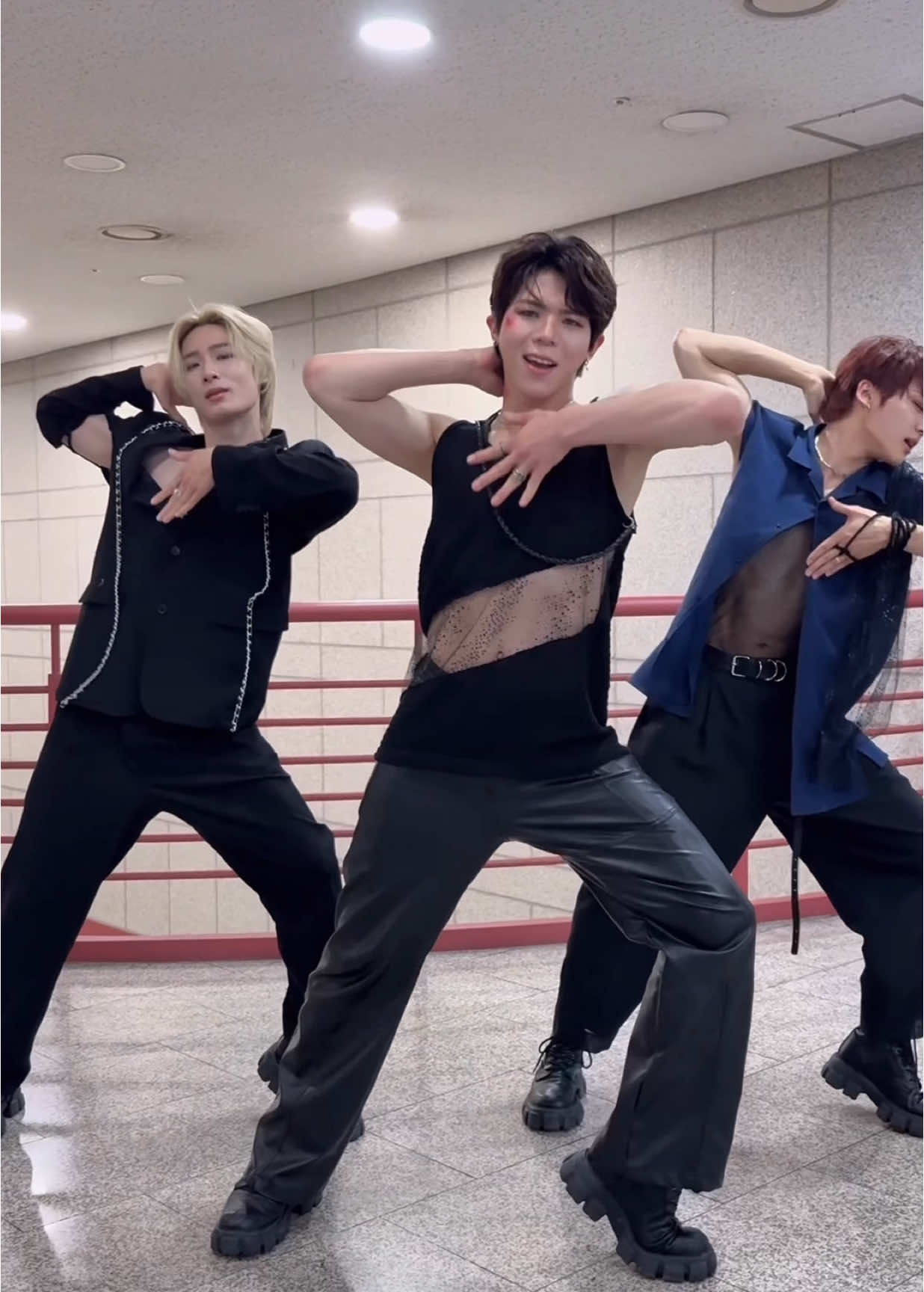 Baby, I just wanna get your ATTENTION🖤 #BigOcean #빅오션 #ATTENTION #Underwater #SBS #인기가요 #Inkigayo