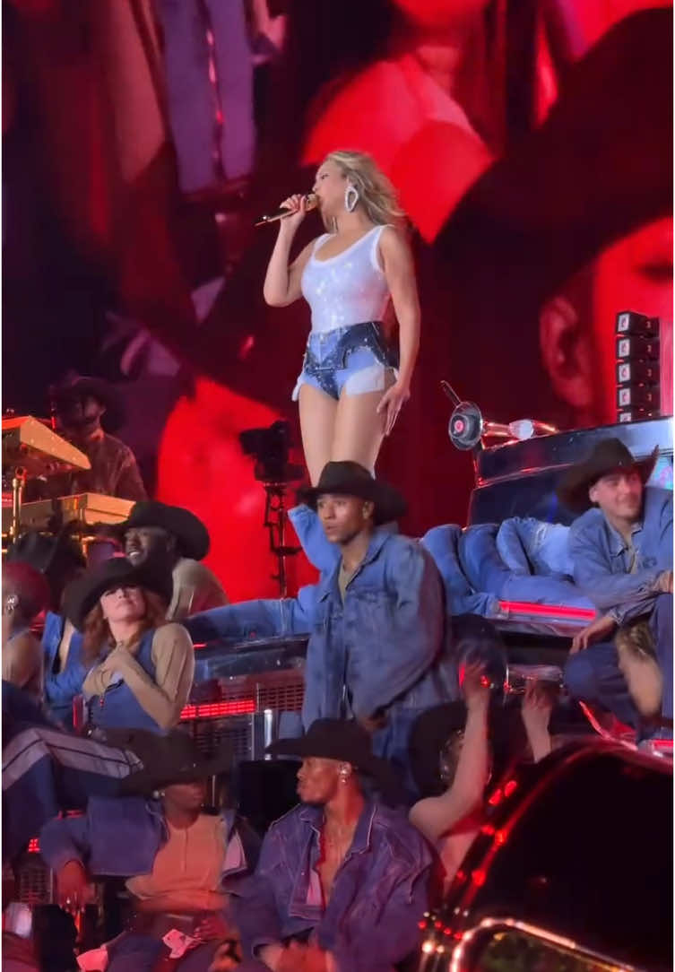 Beyoncé in Chicago(night 2)!! cc:baovo0304 #cowboycarter #cowboycarterbeyonce #cowboycartertour #beyonce #beyoncé #beyoncetour #beyoncetour2025 #beyoncé #f1 #metgala #jamescharles  #yaya #cowboycarter #chicago #soldierfield #illinois #cowboycartertour @Parkwood Entertainment @Beyoncé 